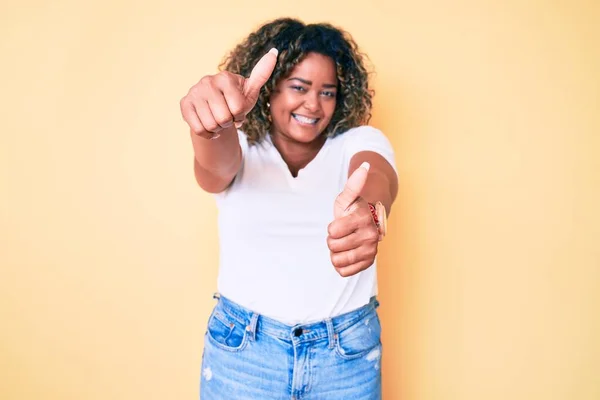 Junge Afrikanisch Amerikanische Size Frau Lässigem Weißem Shirt Die Zustimmend — Stockfoto