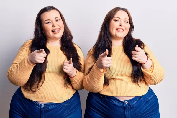 Mladá Velká Dvojčata Neformálním Oblečení Ukazující Prstem Kameru Šťastnou Vtipnou — Stock fotografie