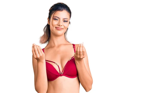 Bikini Giyen Genç Güzel Bir Kadın Elleriyle Para Hareketi Yapıyor — Stok fotoğraf