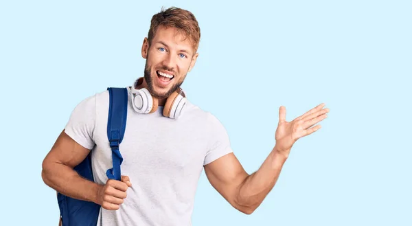 Joven Hombre Caucásico Con Mochila Estudiantil Auriculares Celebrando Victoria Con —  Fotos de Stock