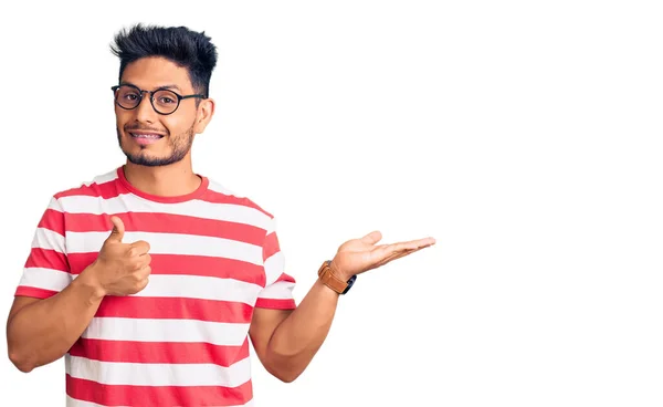 Bonito Jovem Latino Americano Vestindo Roupas Casuais Óculos Mostrando Palma — Fotografia de Stock