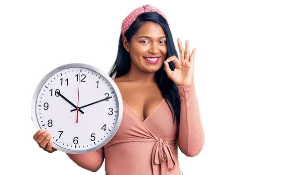 Mujer Hispana Con Pelo Largo Sosteniendo Reloj Grande Haciendo Signo —  Fotos de Stock
