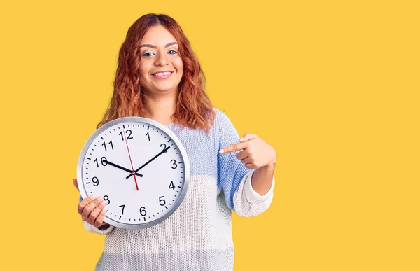 Giovane Donna Latina Che Tiene Grande Orologio Sorridente Felice Indicando — Foto Stock