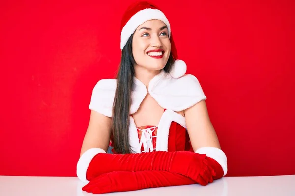 Mulher Caucasiana Jovem Vestindo Traje Papai Noel Olhando Para Lado — Fotografia de Stock