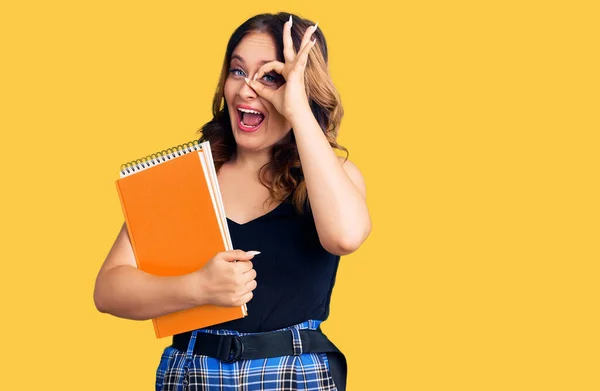 Jong Mooi Blank Vrouw Holding Boek Glimlachen Gelukkig Doen Teken — Stockfoto