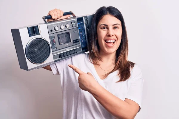 Joven Hermosa Mujer Escuchando Música Usando Boombox Vintage Sobre Fondo —  Fotos de Stock