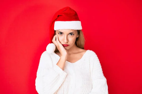 크리스마스 모자를 여자가 우울증 문제가 것처럼 보이고 보이는 — 스톡 사진