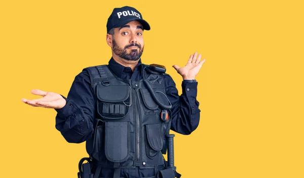Jonge Spaanse Man Draagt Politie Uniform Geen Idee Verwarde Uitdrukking — Stockfoto