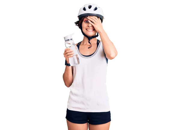 漂亮的年轻女子 留着自行车头盔 拿着水瓶 手牵着手 满脸惊讶 满脸怒火 显得很紧张 很沮丧 — 图库照片