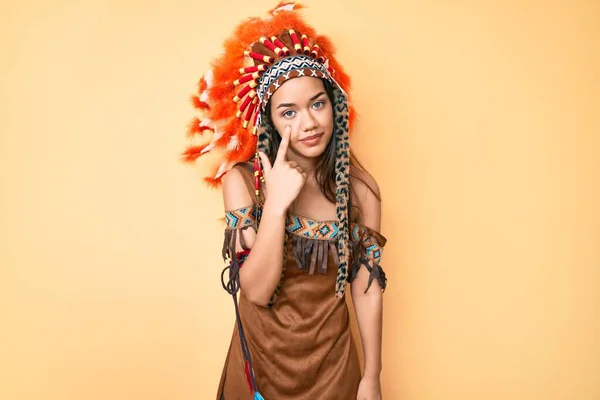 Young Beautiful Latin Girl Wearing Indian Costume Pointing Eye Watching — Stock Photo, Image