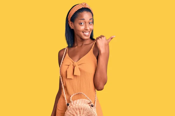 Ung Afrikansk Amerikansk Kvinna Bär Sommar Outfit Leende Med Glada — Stockfoto