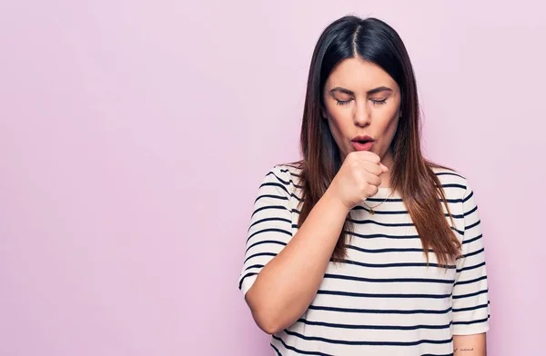 Junge Schöne Brünette Frau Trägt Lässig Gestreiftes Shirt Über Isoliertem — Stockfoto