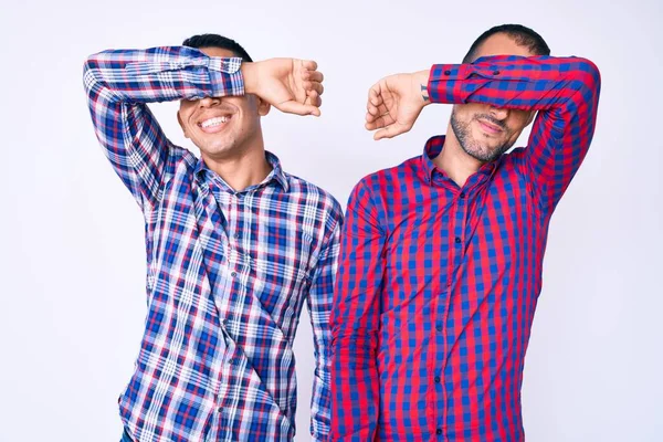 Jong Gay Paar Van Twee Mannen Dragen Casual Kleding Bedekken — Stockfoto