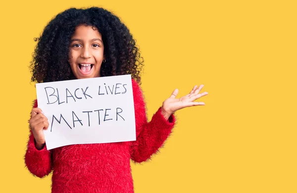 Niño Afroamericano Con Pelo Rizado Sosteniendo Bandera Materia Vidas Negras — Foto de Stock