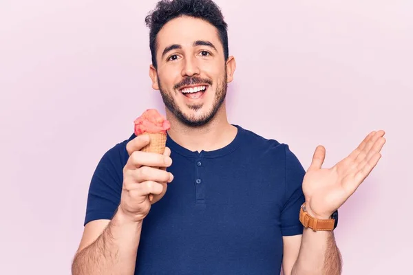 미소로 아이스크림을 축복하고 승리자의 표정을 스페인 — 스톡 사진