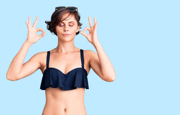 Vacker Ung Kvinna Med Kort Hår Bikini Slappna Och Ler — Stockfoto