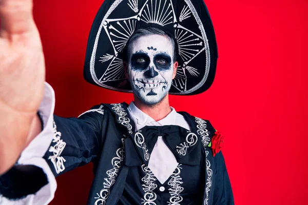 Ung Man Bär Mexikanska Dagen Den Döda Kostymen Gör Selfie — Stockfoto