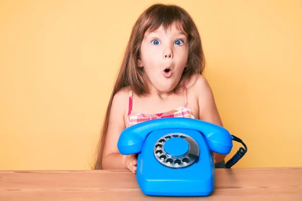 Pequena Menina Caucasiana Com Cabelos Longos Sentados Mesa Usando Telefone — Fotografia de Stock