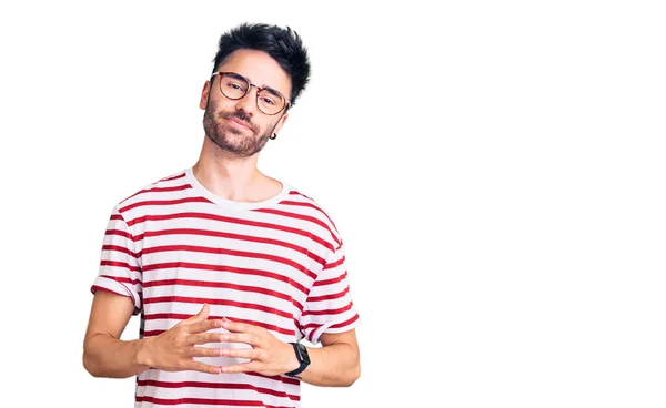 Jonge Spaanse Man Met Casual Kleding Handen Bij Elkaar Vingers — Stockfoto