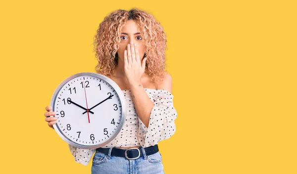 Jeune Femme Blonde Aux Cheveux Bouclés Tenant Une Grande Horloge — Photo