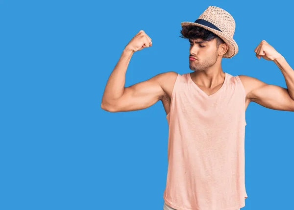 Homem Hispânico Jovem Usando Chapéu Verão Mostrando Músculos Dos Braços — Fotografia de Stock