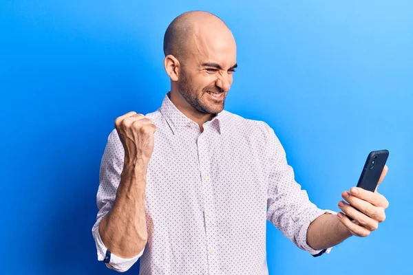 Young Handsome Bald Man Using Smartphone Screaming Proud Celebrating Victory — Stock Photo, Image