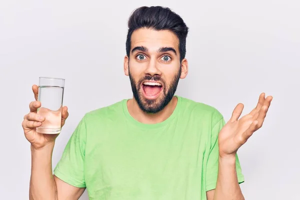 Jonge Knappe Man Met Baard Drinken Glas Water Vieren Prestatie — Stockfoto