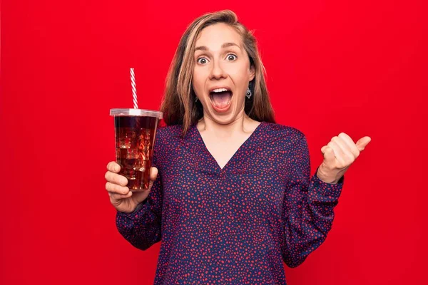 Giovane Bella Donna Bionda Che Beve Bicchiere Fresco Soda Puntando — Foto Stock