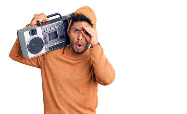 Snygg Latinamerikansk Ung Man Håller Boombox Lyssnar Musik Gör Gest — Stockfoto
