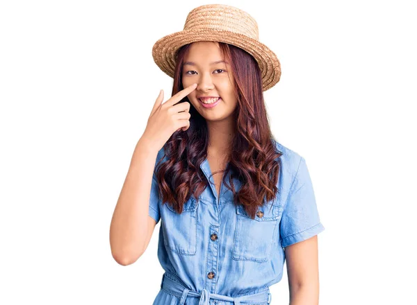 Jong Mooi Chinees Meisje Draagt Zomerhoed Wijzend Met Hand Vinger — Stockfoto