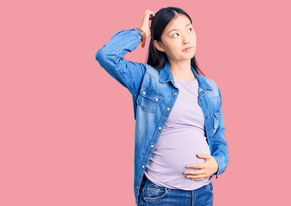 Mladá Krásná Čínská Žena Těhotná Čeká Dítě Matoucí Přemýšlel Otázce — Stock fotografie