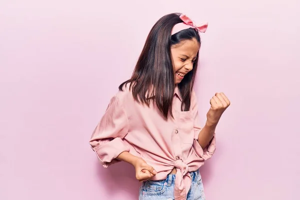 Mooi Kind Meisje Dragen Casual Kleding Vieren Verrast Verbaasd Voor — Stockfoto