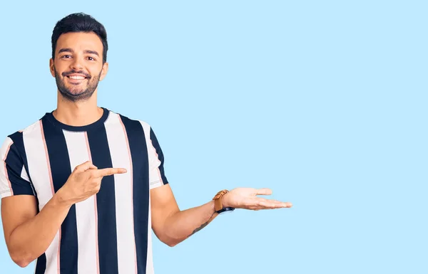Homem Hispânico Bonito Jovem Vestindo Tshirt Listrada Espantado Sorrindo Para — Fotografia de Stock