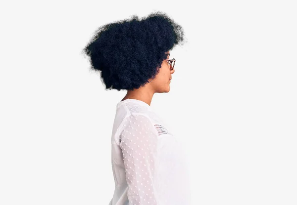Ung Afrikansk Amerikansk Flicka Bär Casual Kläder Som Vill Sida — Stockfoto