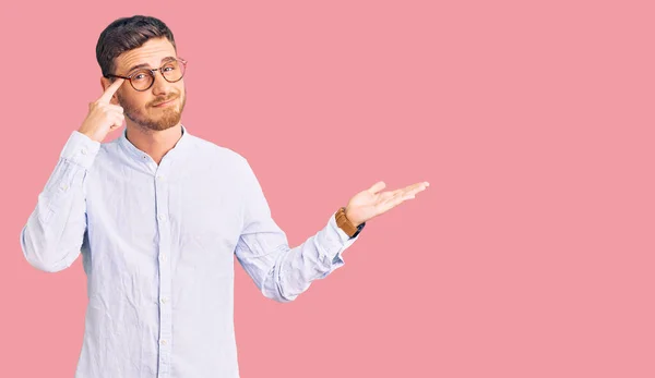 Beau Jeune Homme Avec Ours Portant Une Élégante Chemise Affaires — Photo