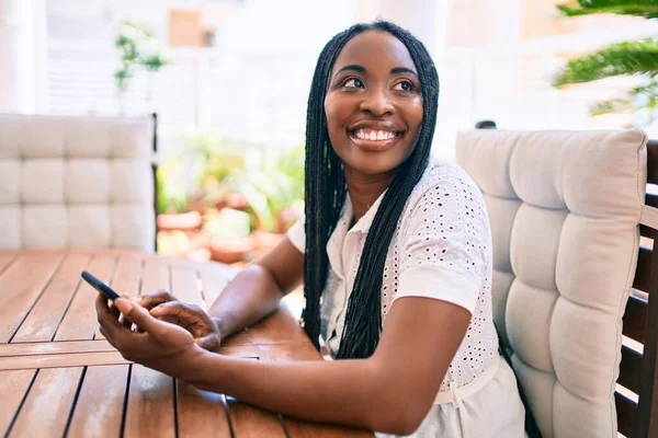 Молодая Африканская Американка Улыбается Счастливой Используя Смартфон Террасе — стоковое фото