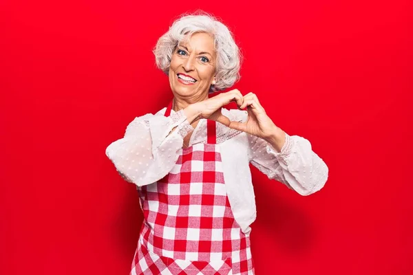 Mulher Cabelos Grisalhos Sênior Usando Avental Sorrindo Amor Fazendo Forma — Fotografia de Stock