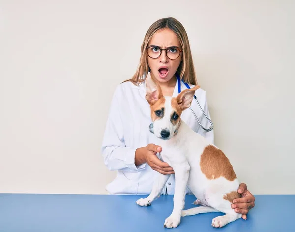 Junge Schöne Blonde Tierärztin Die Mit Schockiertem Gesicht Die Gesundheit — Stockfoto