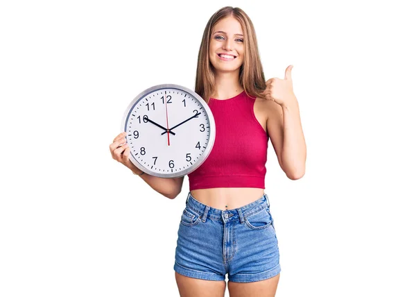 Jovem Bela Mulher Loira Segurando Grande Relógio Sorrindo Feliz Positivo — Fotografia de Stock