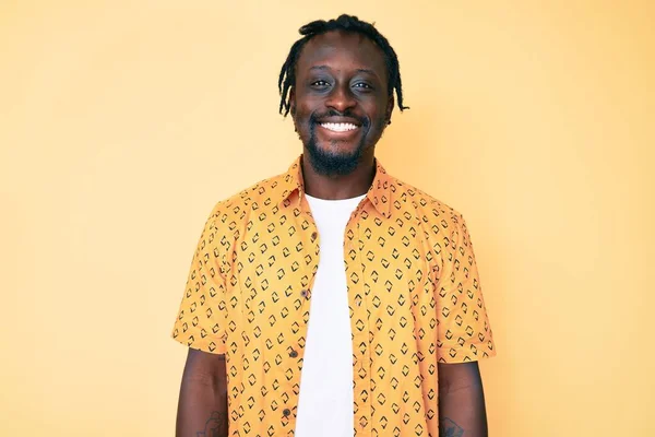 Jeune Homme Afro Américain Avec Des Tresses Portant Des Vêtements — Photo