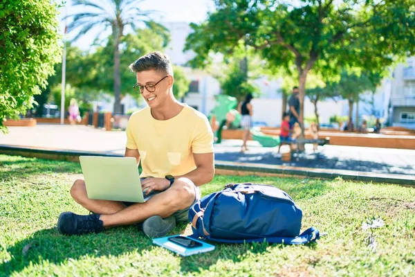 Joven Estudiante Hispano Sonriendo Feliz Usando Portátil Sentado Césped Campus — Foto de Stock