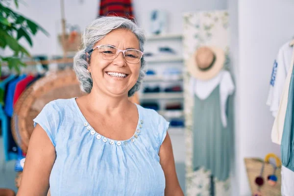 Middelbare Leeftijd Vrouw Met Grijs Haar Winkel Glimlachen Gelukkig — Stockfoto