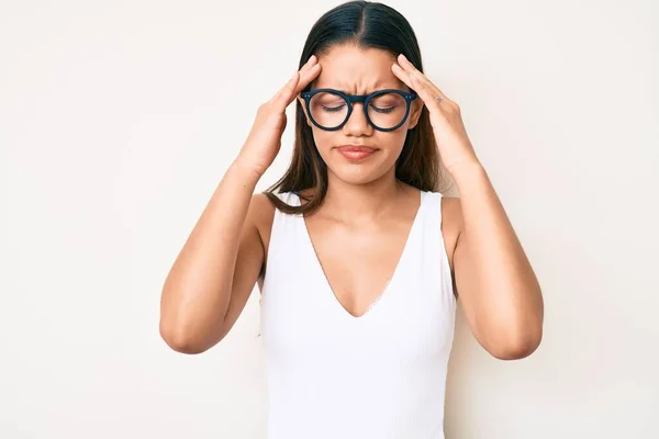 Jeune Belle Fille Latine Portant Des Vêtements Décontractés Des Lunettes — Photo