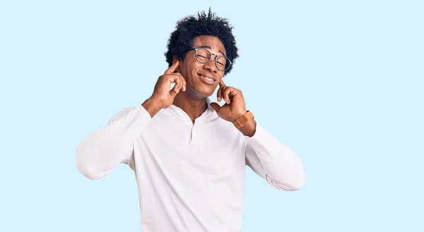Bonito Afro Americano Com Cabelo Afro Vestindo Roupas Casuais Óculos — Fotografia de Stock