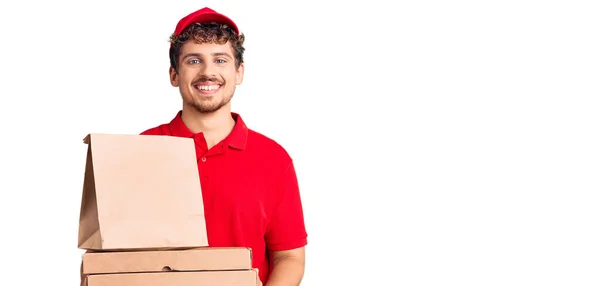 Jovem Homem Bonito Com Cabelo Encaracolado Segurando Entrega Caixa Pizza — Fotografia de Stock