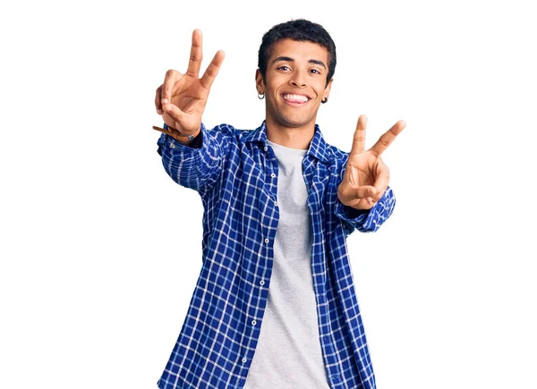 年轻的非洲裔美国人穿着休闲装 带着舌头微笑 伸出双手的手指做胜利的标志 第二点 — 图库照片
