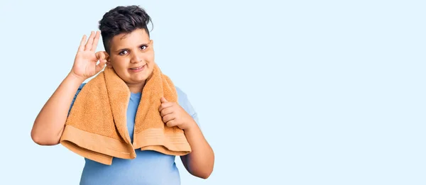 Niño Pequeño Con Ropa Deportiva Toalla Haciendo Signo Bien Con —  Fotos de Stock