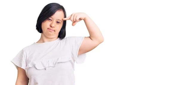 Mujer Morena Con Síndrome Vistiendo Camiseta Blanca Casual Señalando Infeliz — Foto de Stock