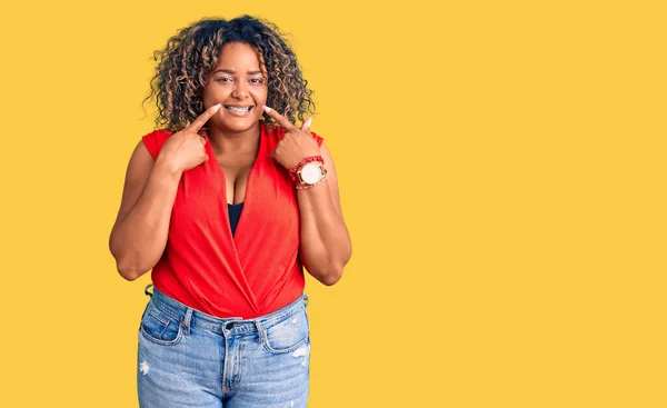 Молода Афроамериканка Плюс Розмір Жінка Повсякденному Стилі Рукавів Сорочка Посміхається — стокове фото