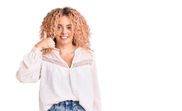 Mulher Loira Jovem Com Cabelo Encaracolado Vestindo Elegante Camisa Verão — Fotografia de Stock